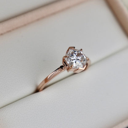 Bague solitaire Hexagone en or 14K -18K et moissanite 2 ct