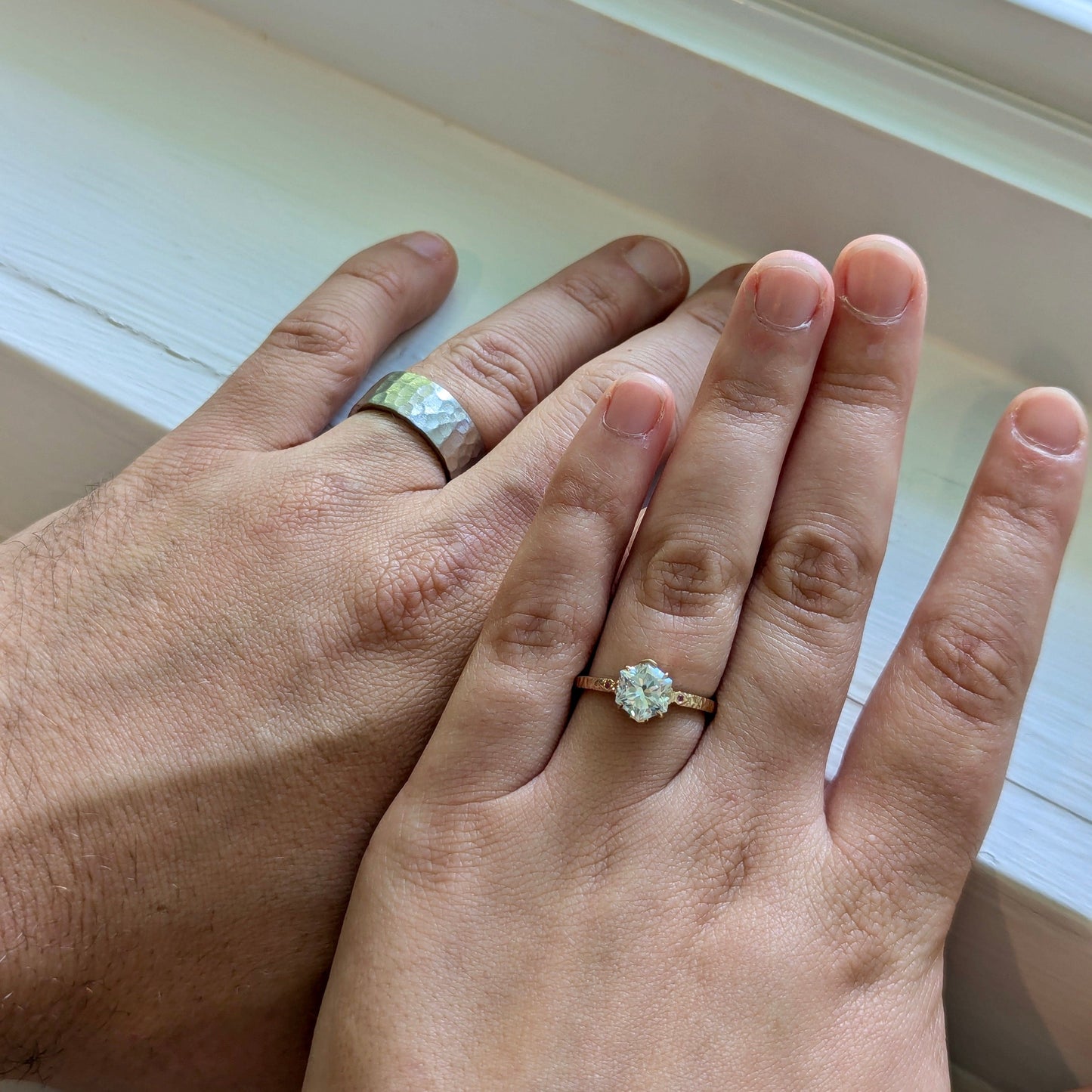 Bague solitaire Martelée Hexagone en or 14K -18K, rubis et moissanite 2ct