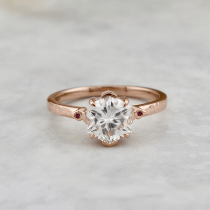 Bague solitaire Martelée Hexagone en or 14K -18K, rubis et moissanite 2ct