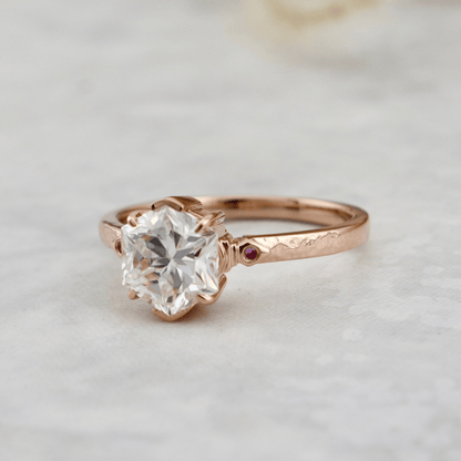 Bague solitaire Martelée Hexagone en or 14K -18K, rubis et moissanite 2ct