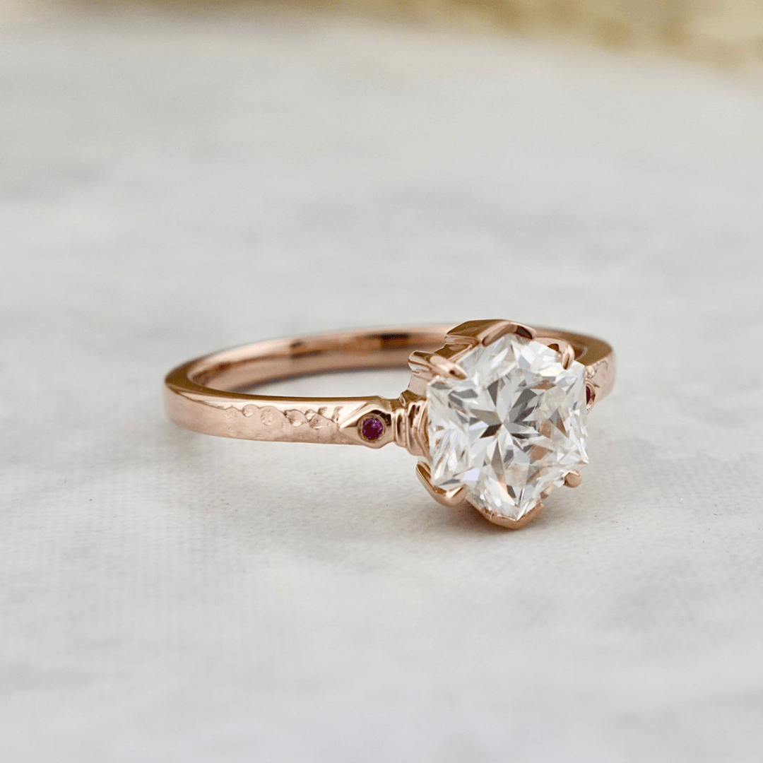 Bague solitaire Martelée Hexagone en or 14K -18K, rubis et moissanite 2ct