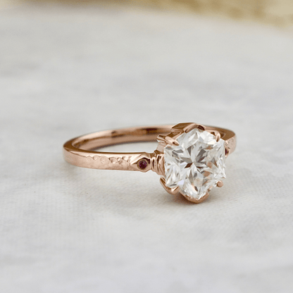 Bague solitaire Martelée Hexagone en or 14K -18K, rubis et moissanite 2ct