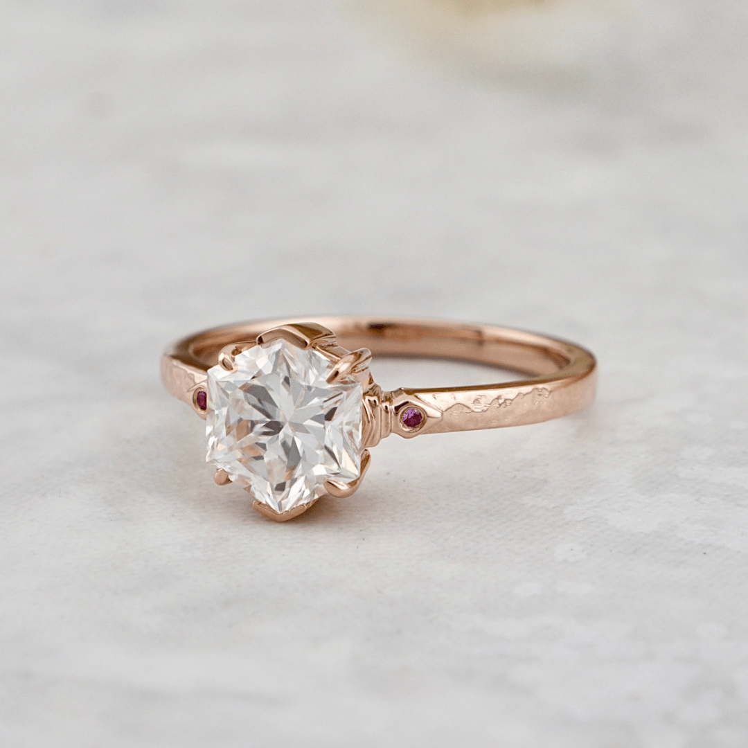 Bague solitaire Martelée Hexagone en or 14K -18K, rubis et moissanite 2ct