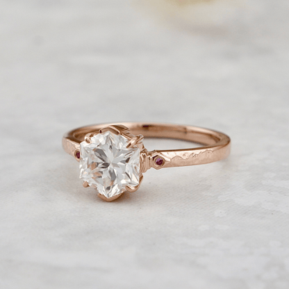 Bague solitaire Martelée Hexagone en or 14K -18K, rubis et moissanite 2ct
