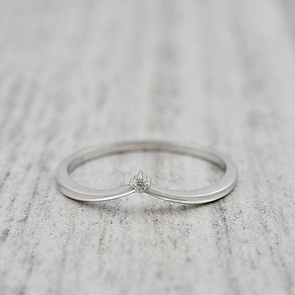 Bague V en or 10K ou or 10K et moissanite
