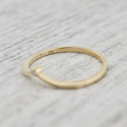 Bague V en or 10K ou or 10K et moissanite