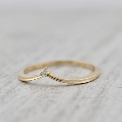 Bague V en or 10K ou or 10K et moissanite