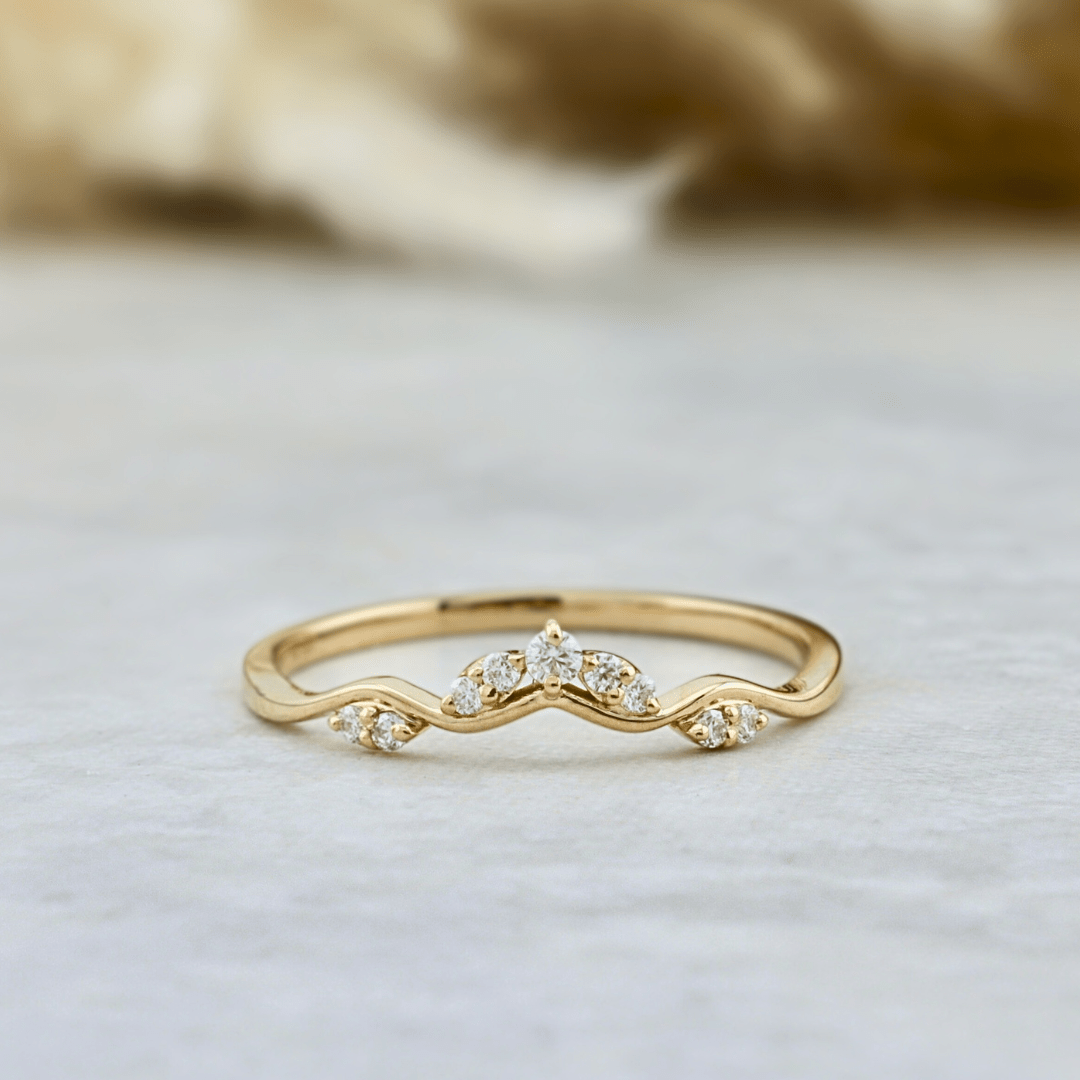 Bague Vague en or 10K ou argent sterling et moissanites