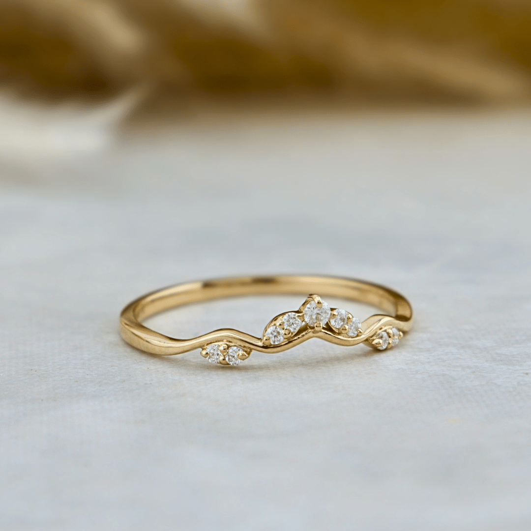 Bague Vague en or 10K ou argent sterling et moissanites