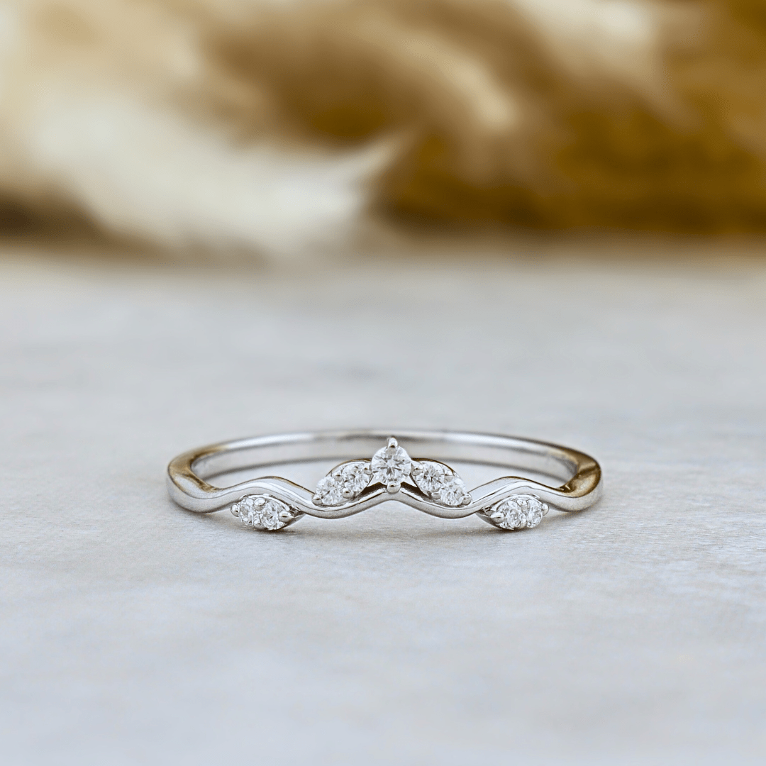 Bague Vague en or 10K ou argent sterling et moissanites