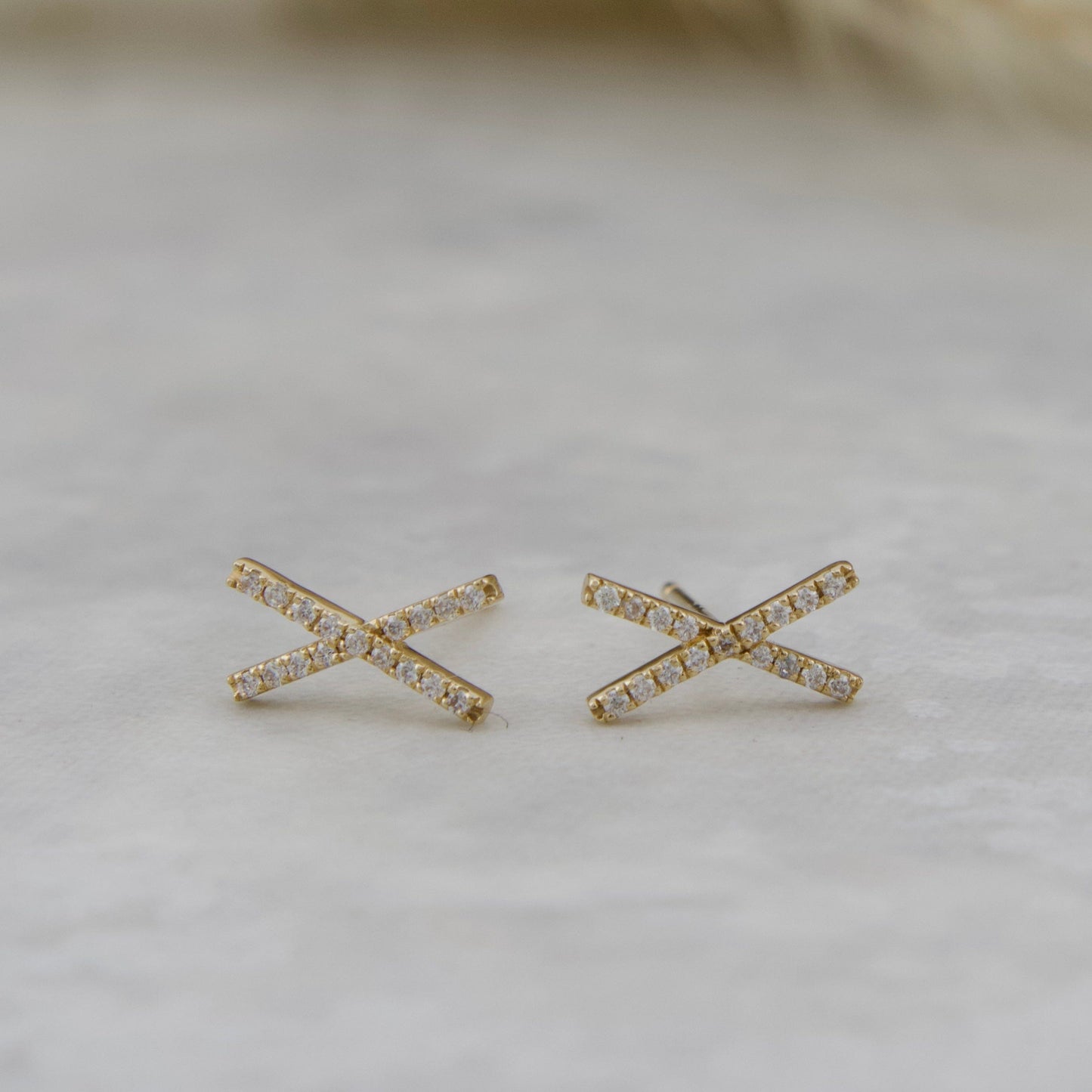 Boucles d'oreilles X en or 14K et moissanites