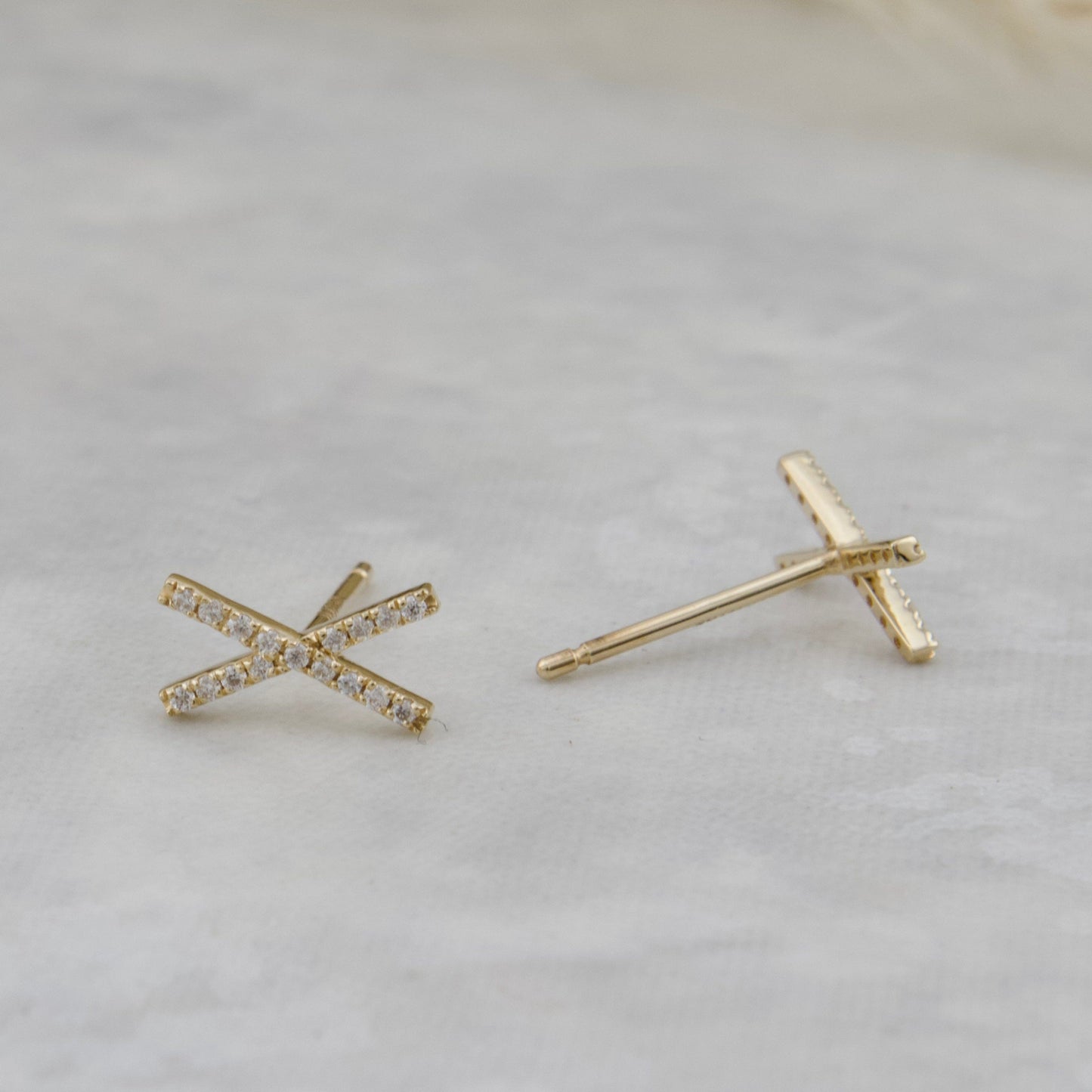 Boucles d'oreilles X en or 14K et moissanites