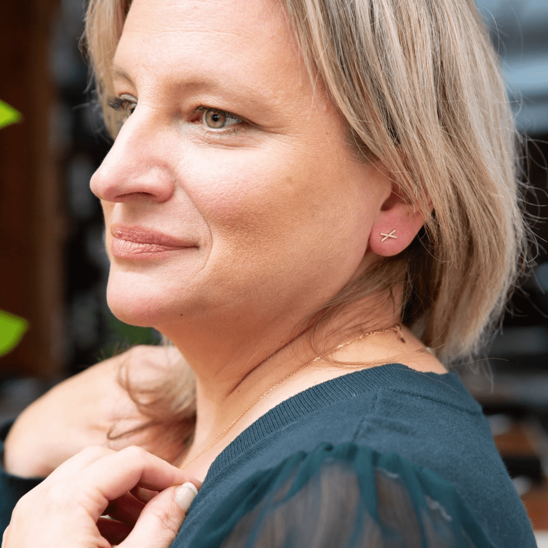 Boucles d'oreilles X en or 14K et moissanites