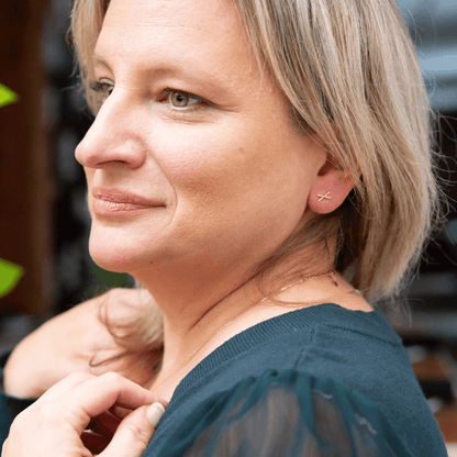 Boucles d'oreilles X en or 14K et moissanites