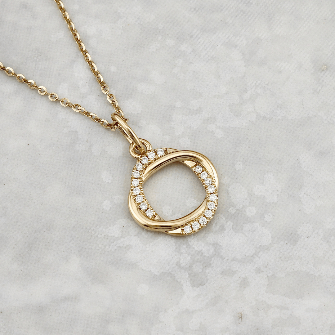 Collier Entrelacées en or 10K et moissanites