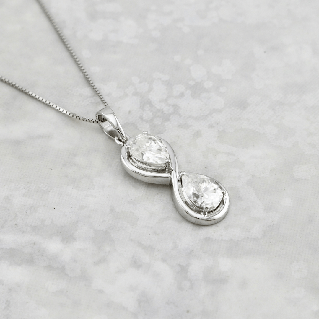 Collier Infini Poire en or 10K et moissanites