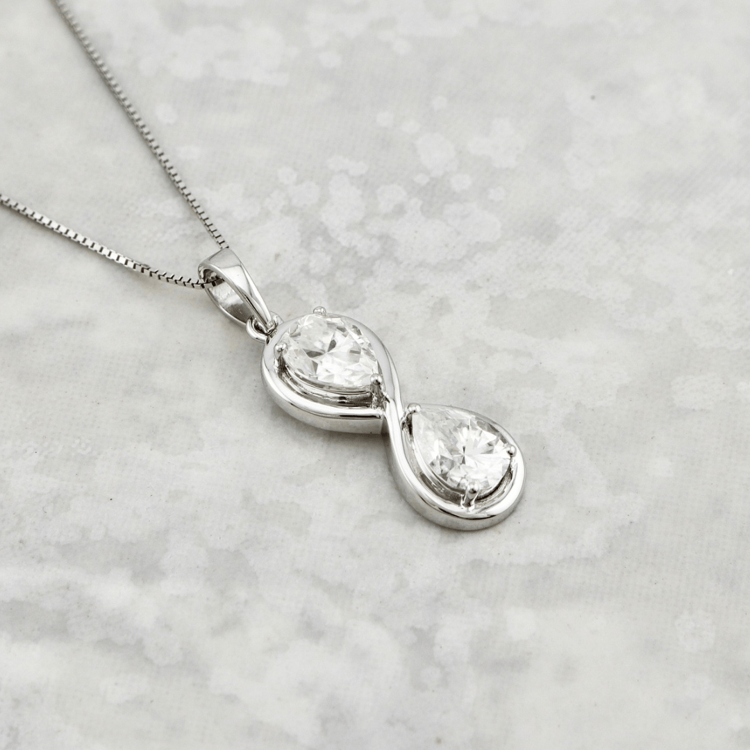 Collier Infini Poire en or 10K et moissanites