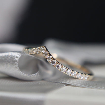Bague V en or 10K et moissanites