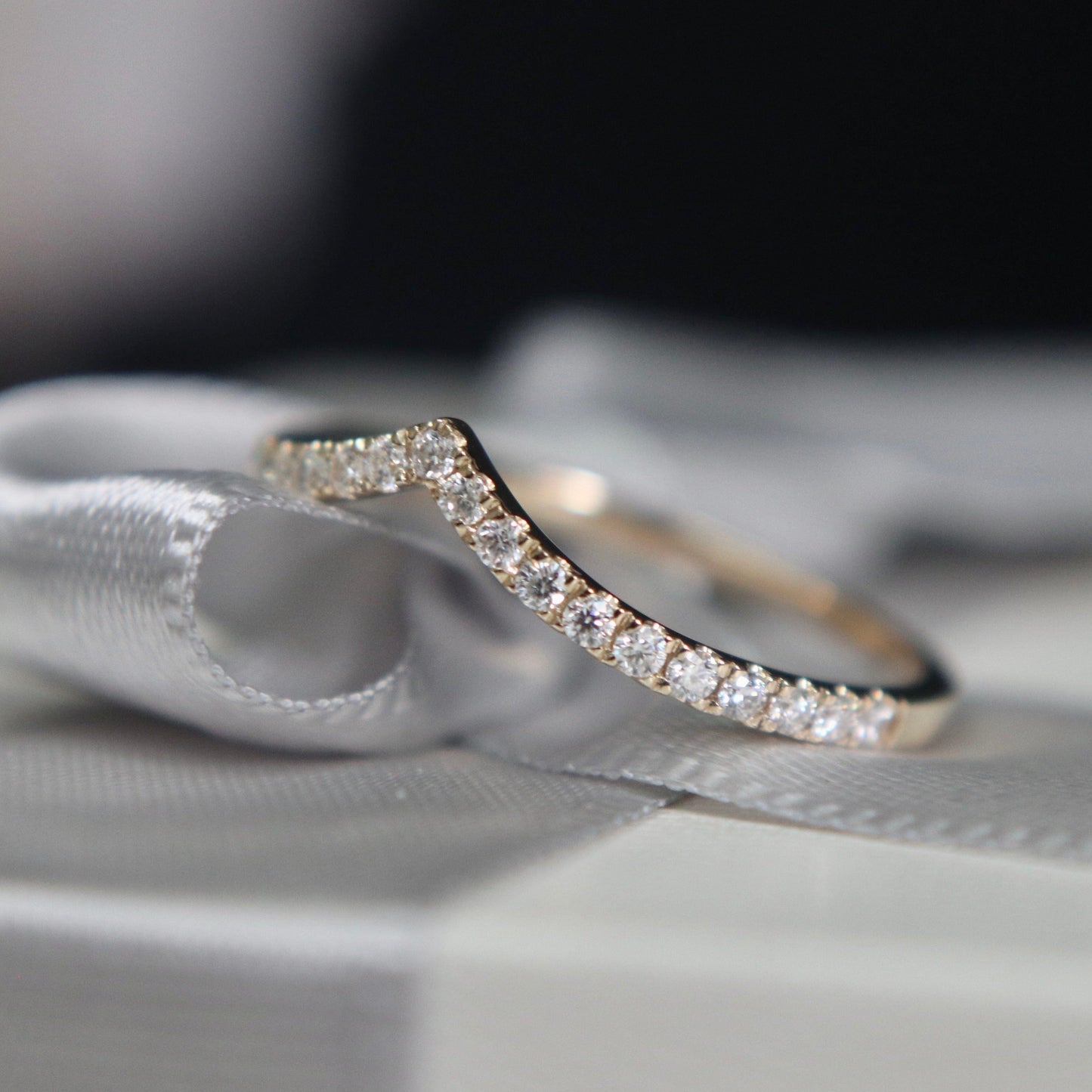 Bague V en or 10K et moissanites