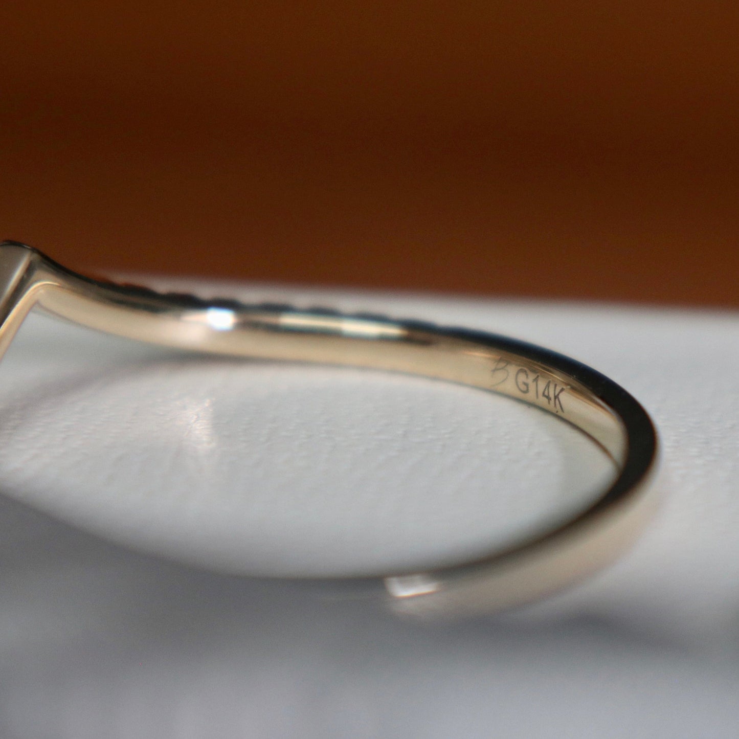 Bague V en or 10K et moissanites