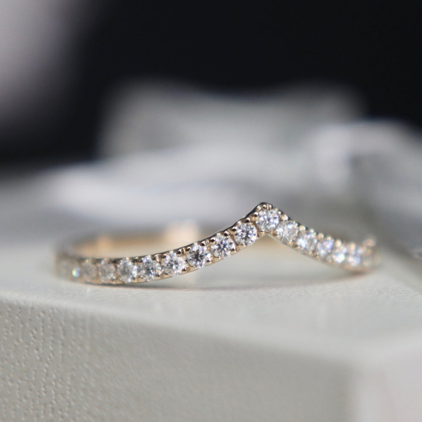 Bague V en or 10K et moissanites