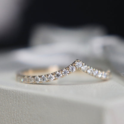 Bague V en or 10K et moissanites