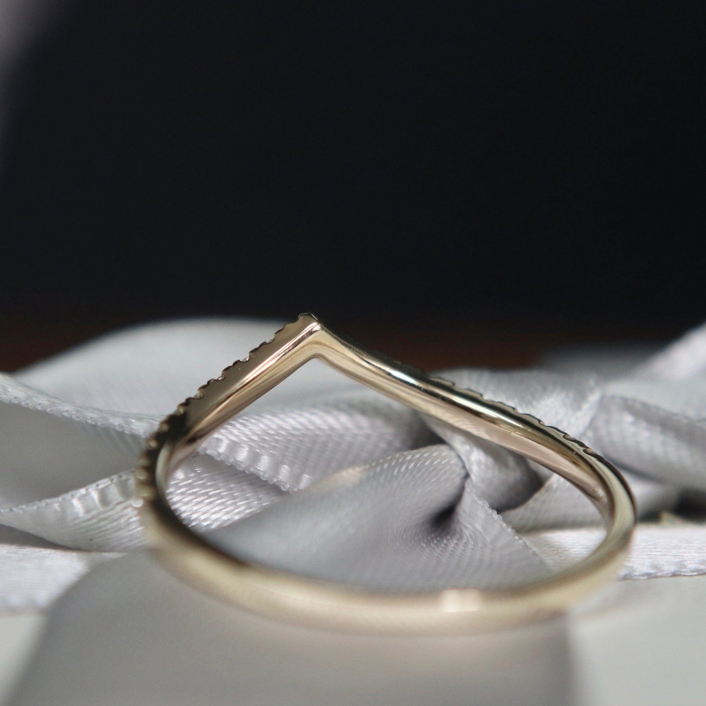 Bague V en or 10K et moissanites