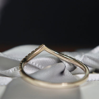 Bague V en or 10K et moissanites