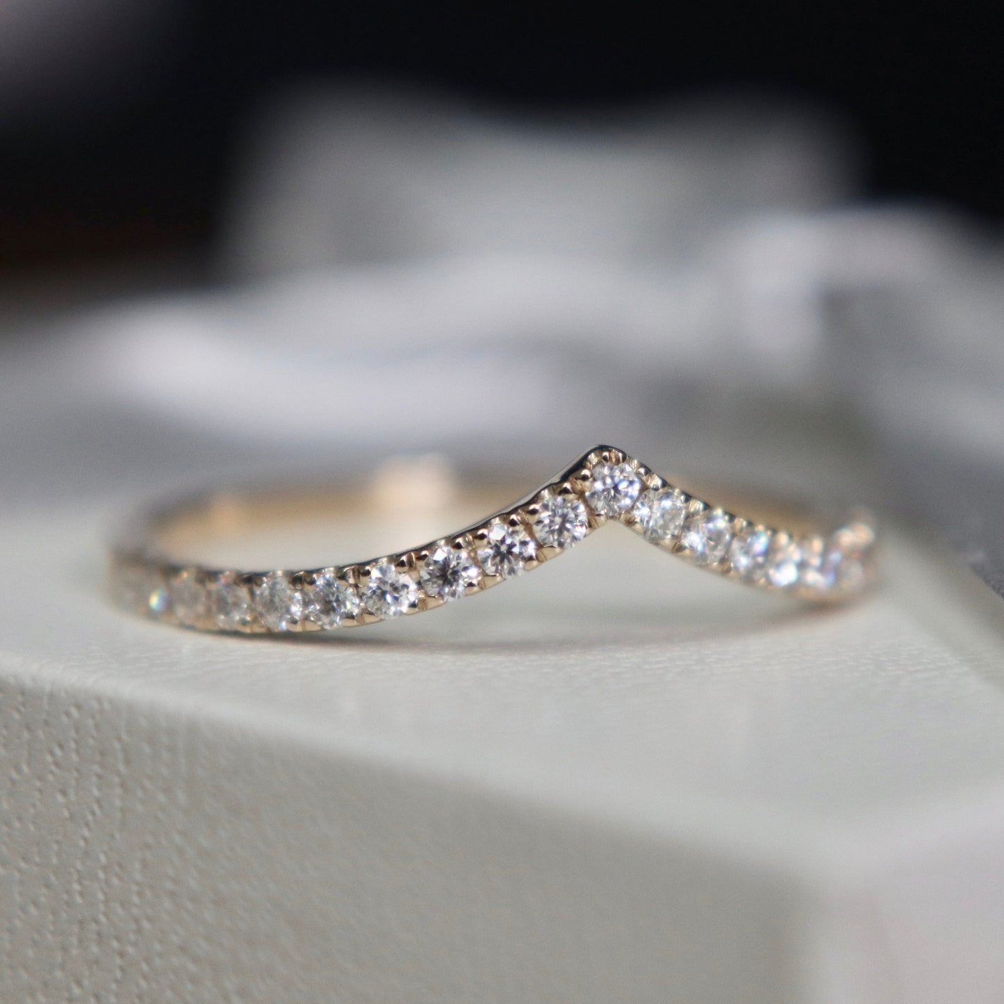 Bague V en or 10K et moissanites