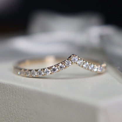 Bague V en or 10K et moissanites