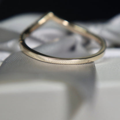 Bague V en or 10K et moissanites