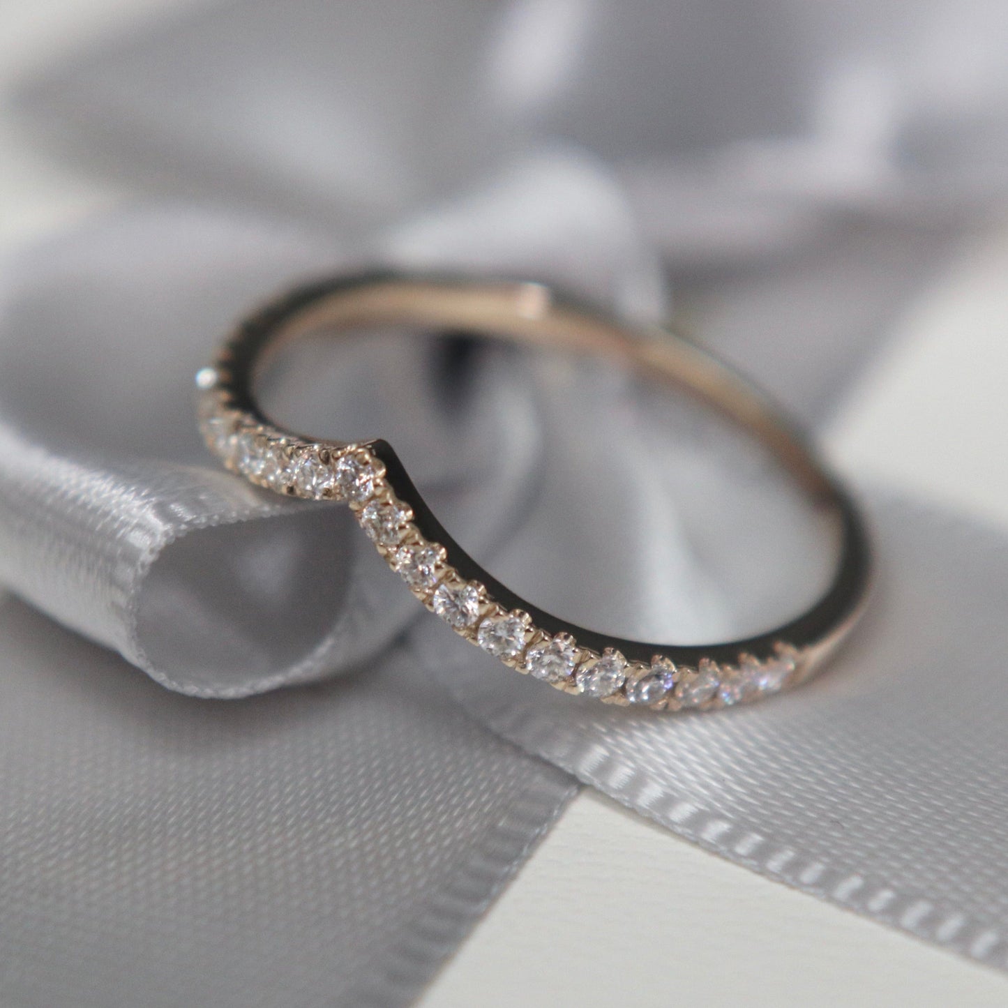 Bague V en or 10K et moissanites