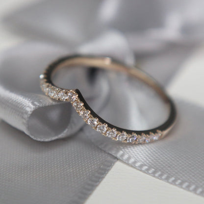Bague V en or 10K et moissanites