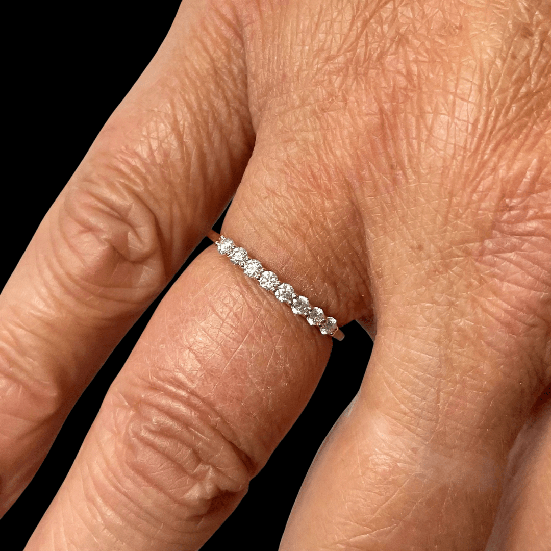 Bague semi-éternité à 8 moissanites en or 10K ou argent sterling