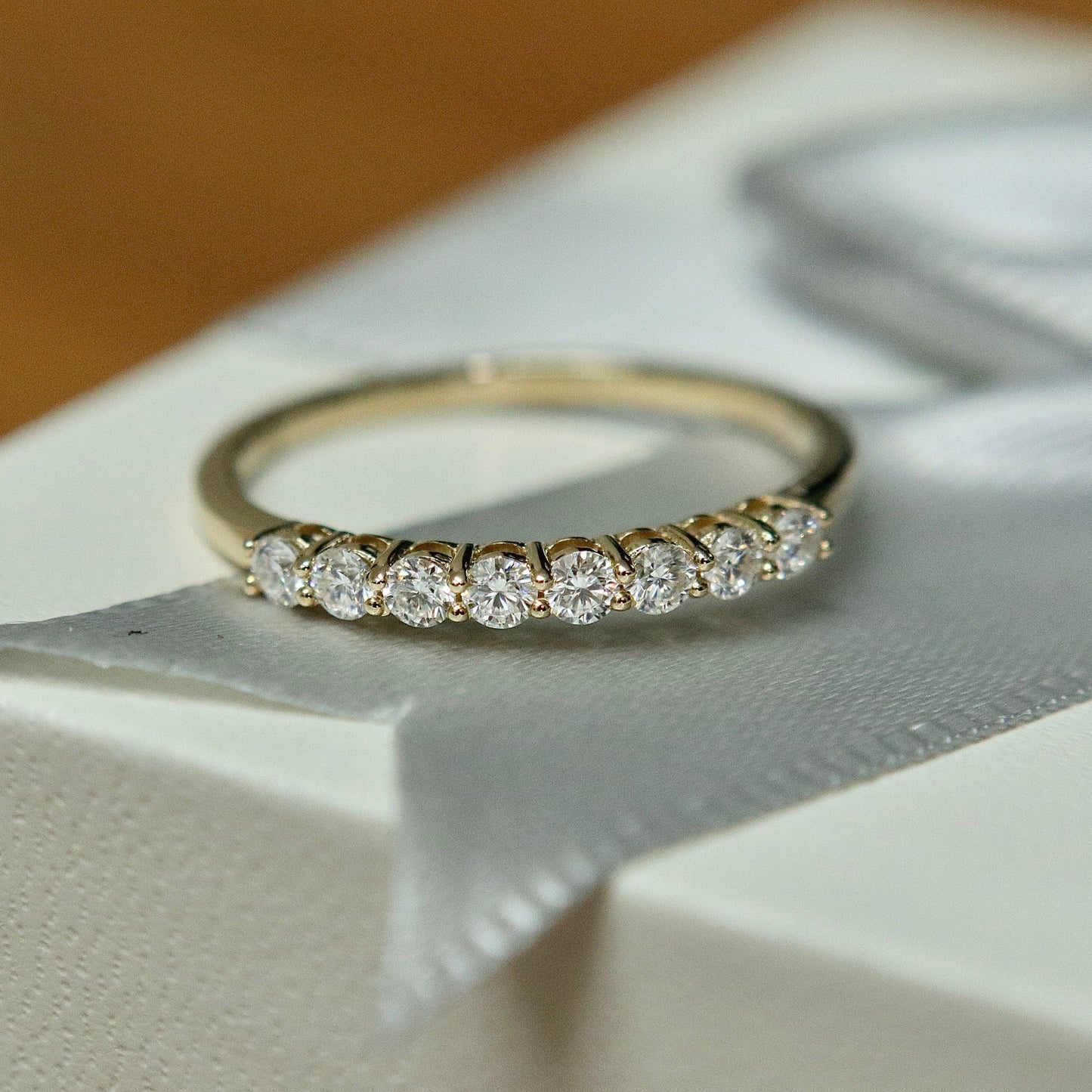 Bague semi-éternité à 8 moissanites en or 10K ou argent sterling