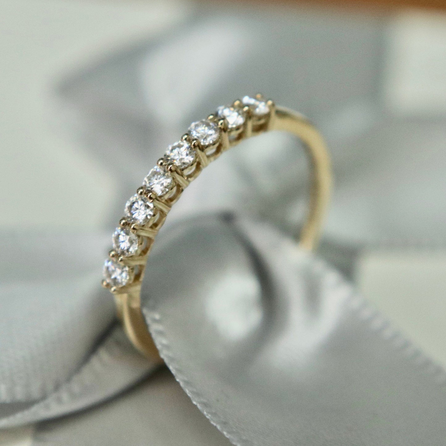 Bague semi-éternité à 8 moissanites en or 10K ou argent sterling