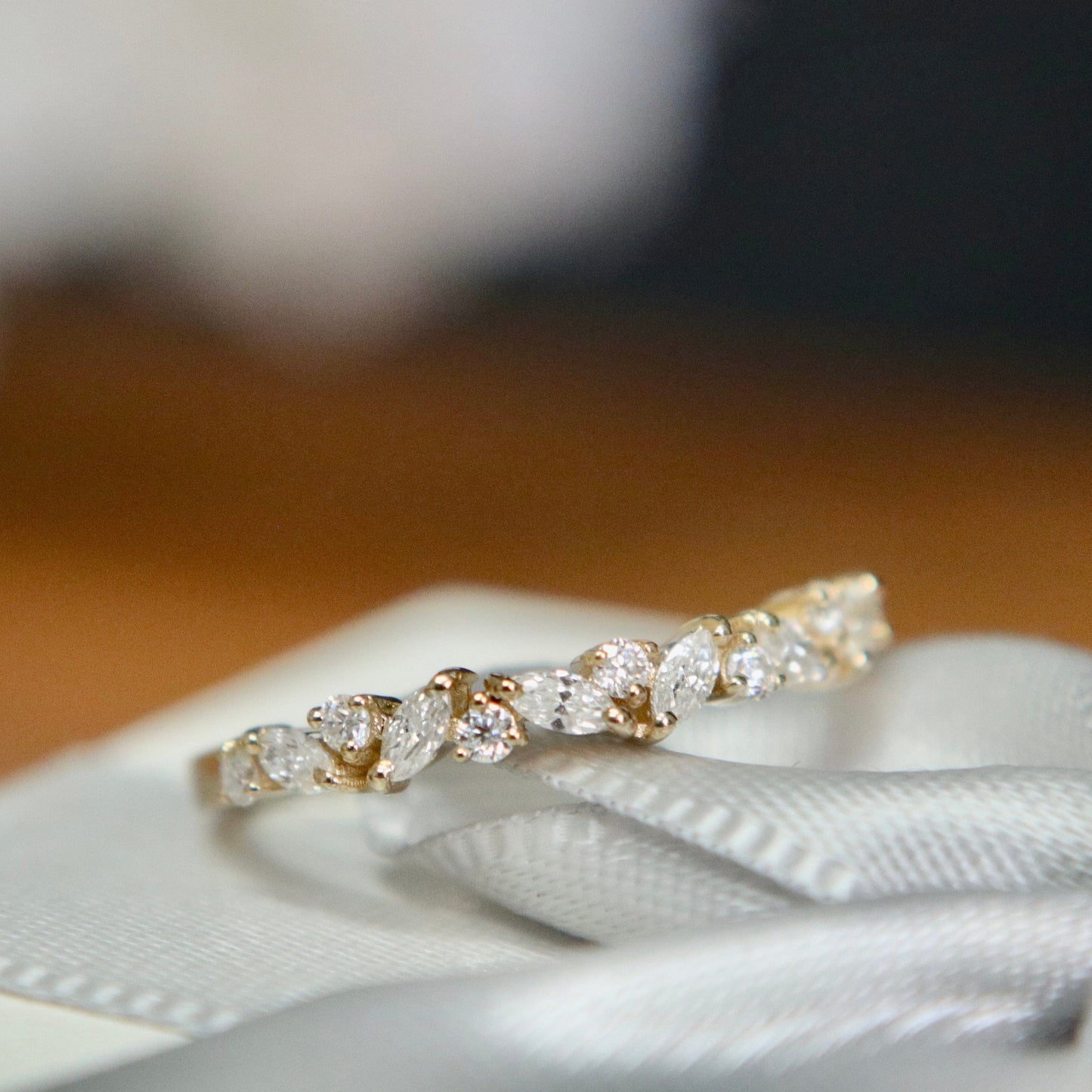 Bague semi-éternité Marquise en or 10K ou argent sterling  et moissanites