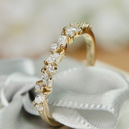 Bague semi-éternité Marquise en or 10K ou argent sterling  et moissanites