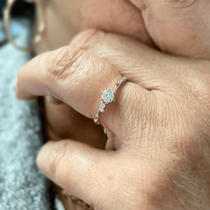 Bague solitaire en or 10K ou argent sterling et moissanites