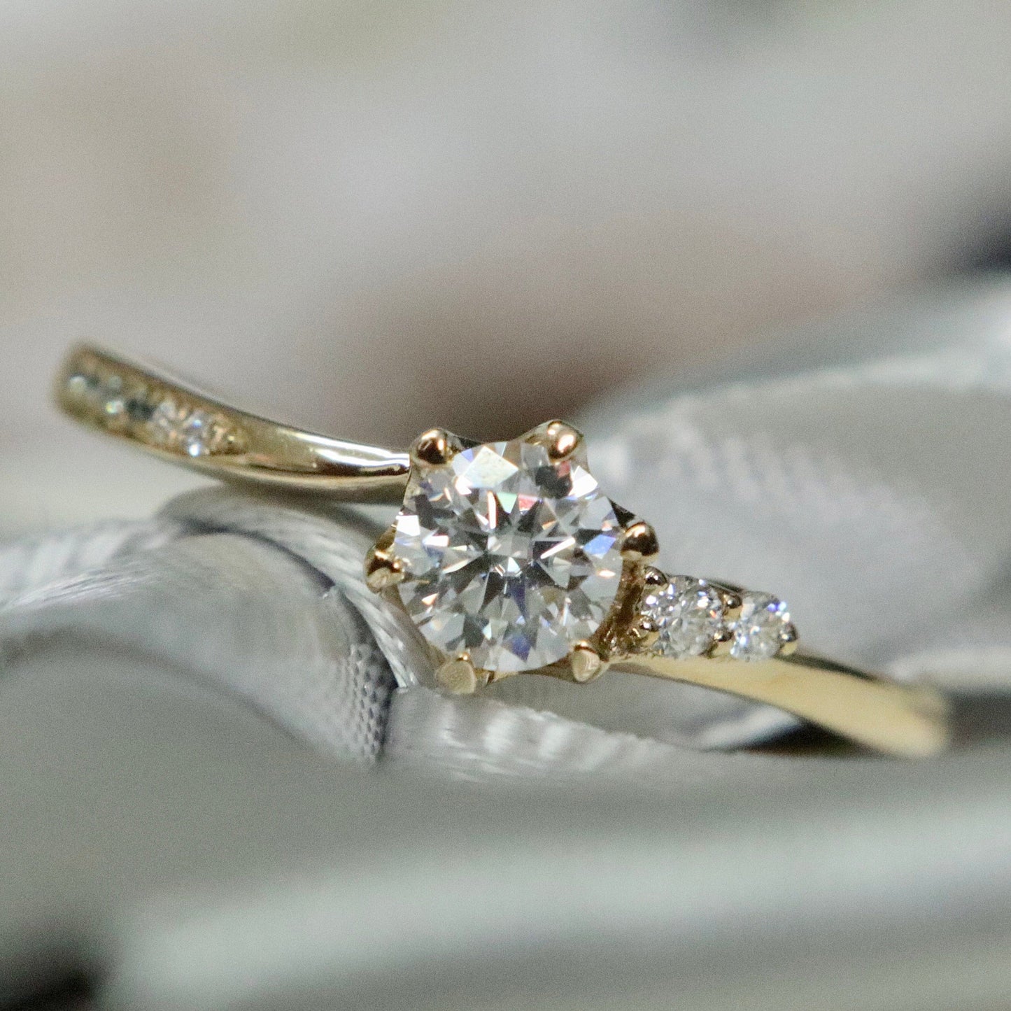 Bague solitaire en or 10K ou argent sterling et moissanites