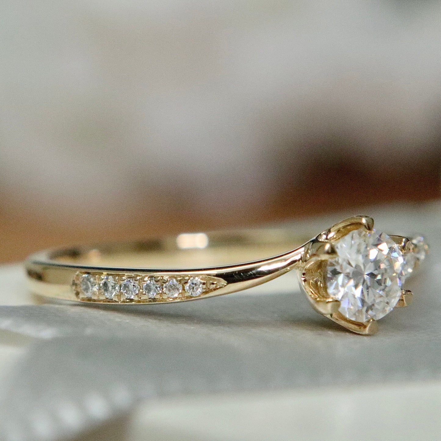 Bague solitaire en or 10K ou argent sterling et moissanites