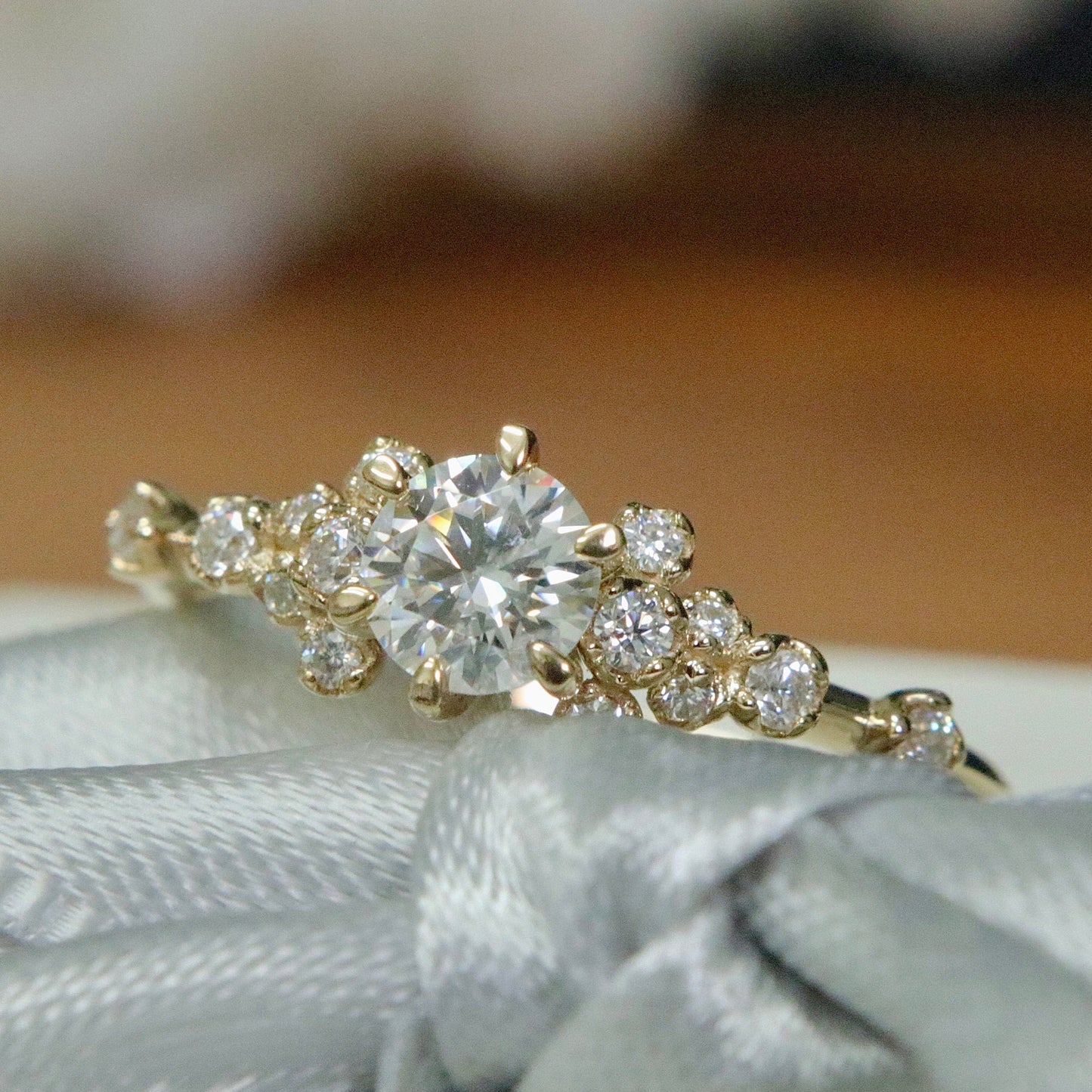 Bague solitaire Nuage en or 10K ou argent sterling  et moissanites
