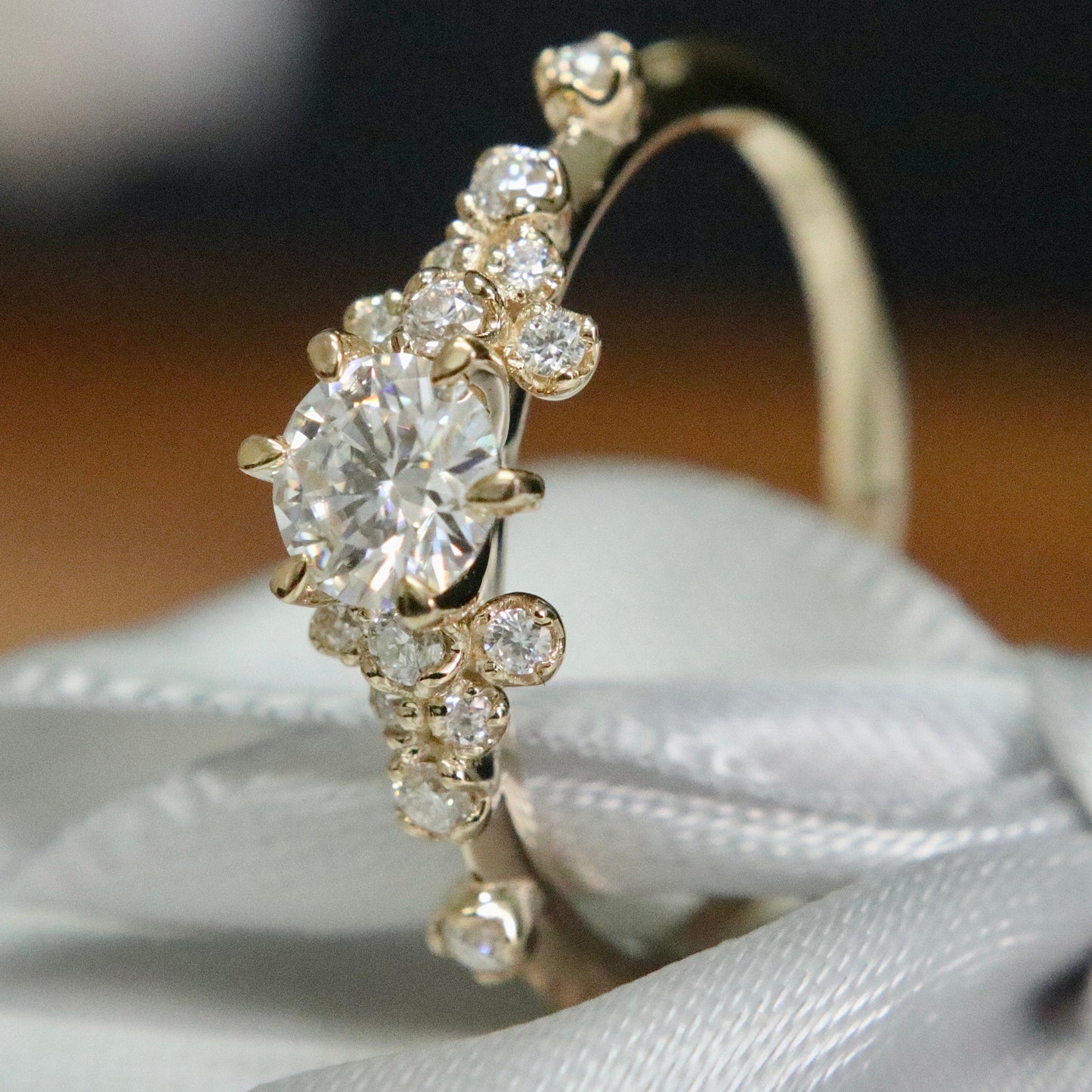 Bague solitaire Nuage en or 10K ou argent sterling  et moissanites