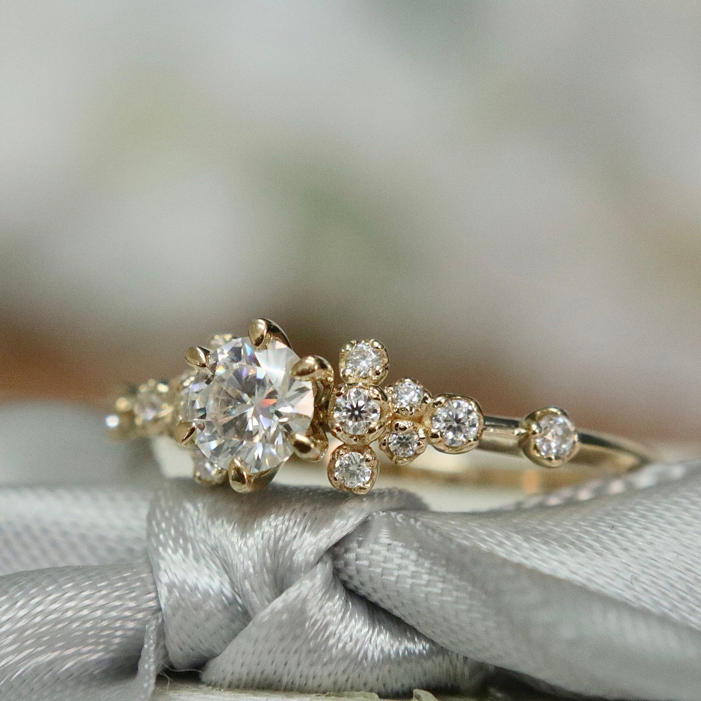 Bague solitaire Nuage en or 10K ou argent sterling  et moissanites