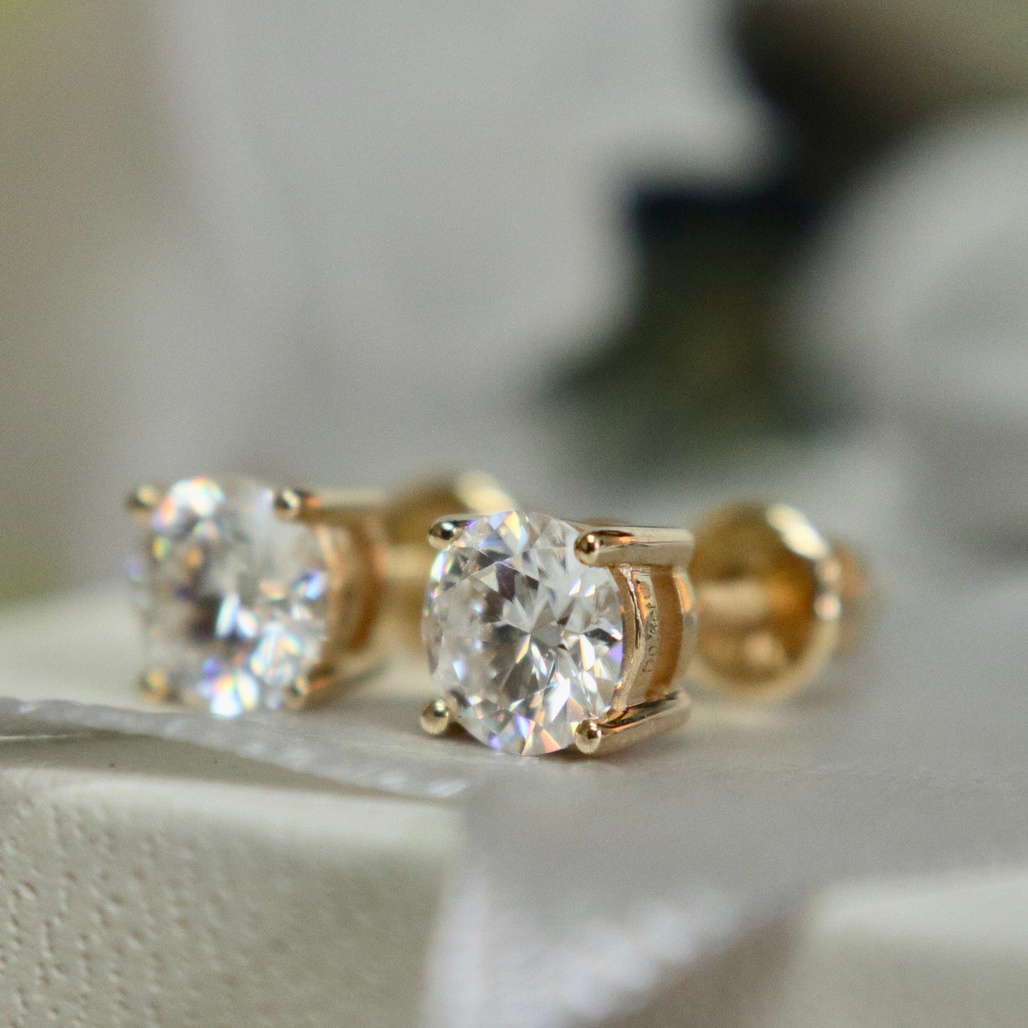 Boucles d'oreilles Classiques en or jaune ou blanc 10K et moissanites