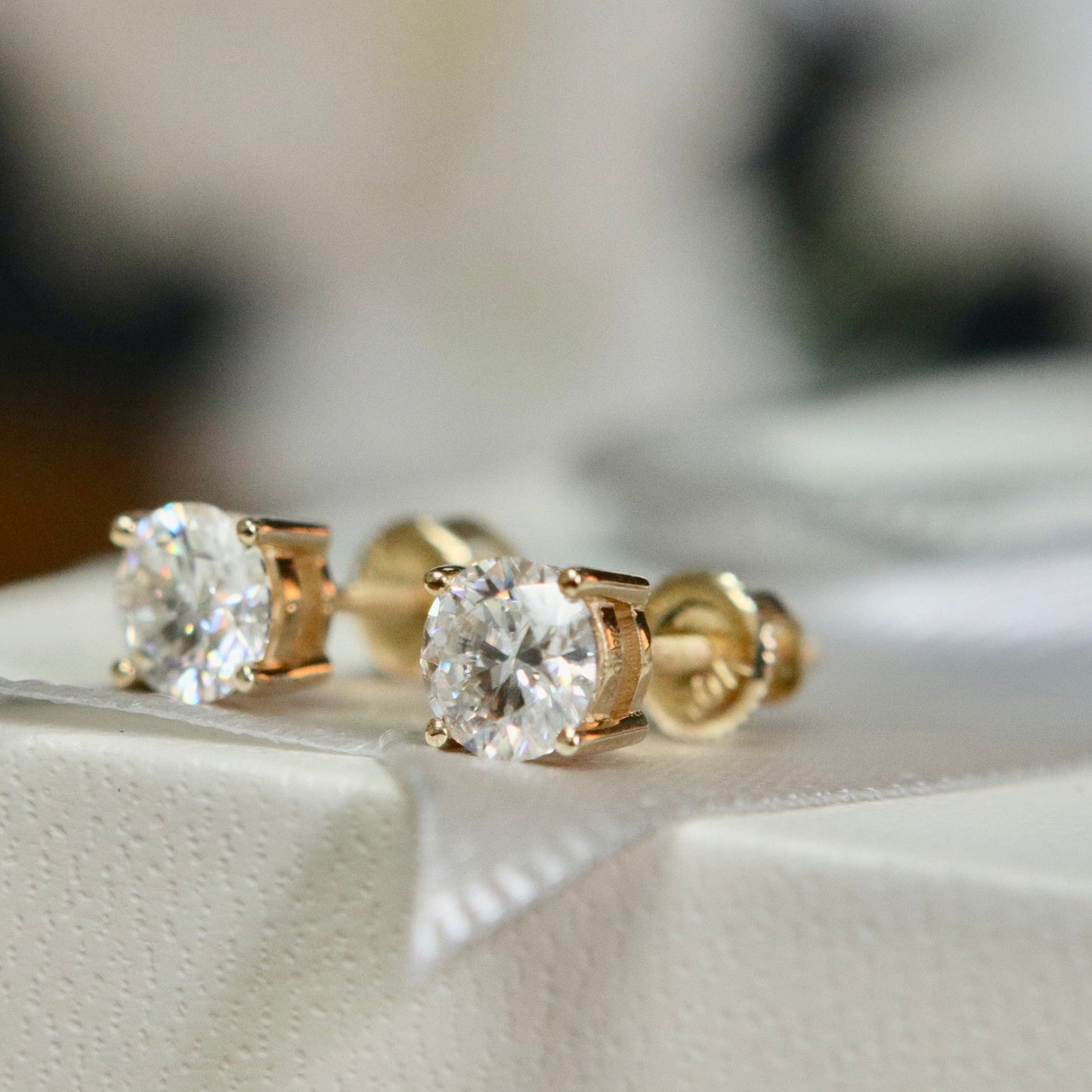 Boucles d'oreilles Classiques en or jaune ou blanc 10K et moissanites