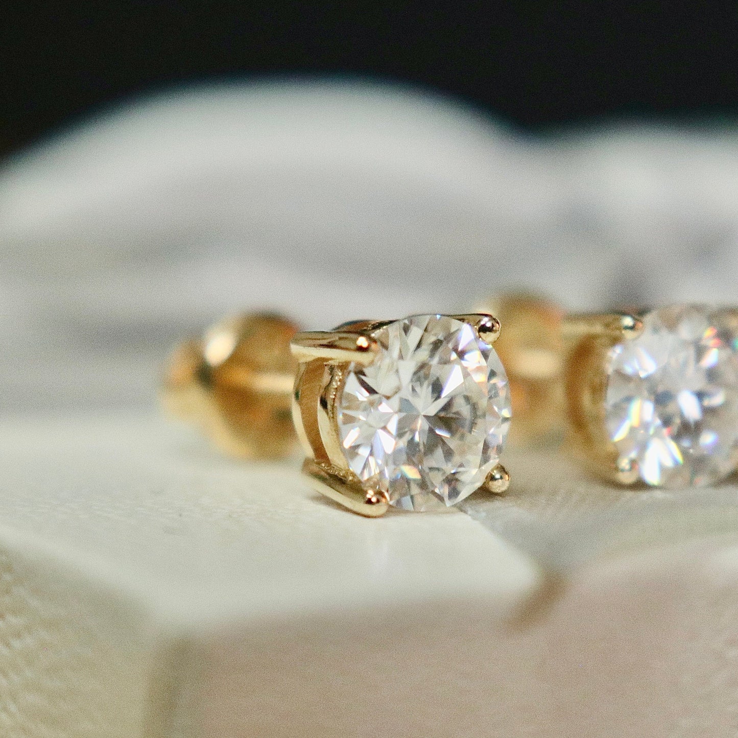 Boucles d'oreilles Classiques en or jaune ou blanc 10K et moissanites