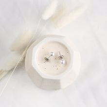 Load image into Gallery viewer, Essential Pearl Earrings

