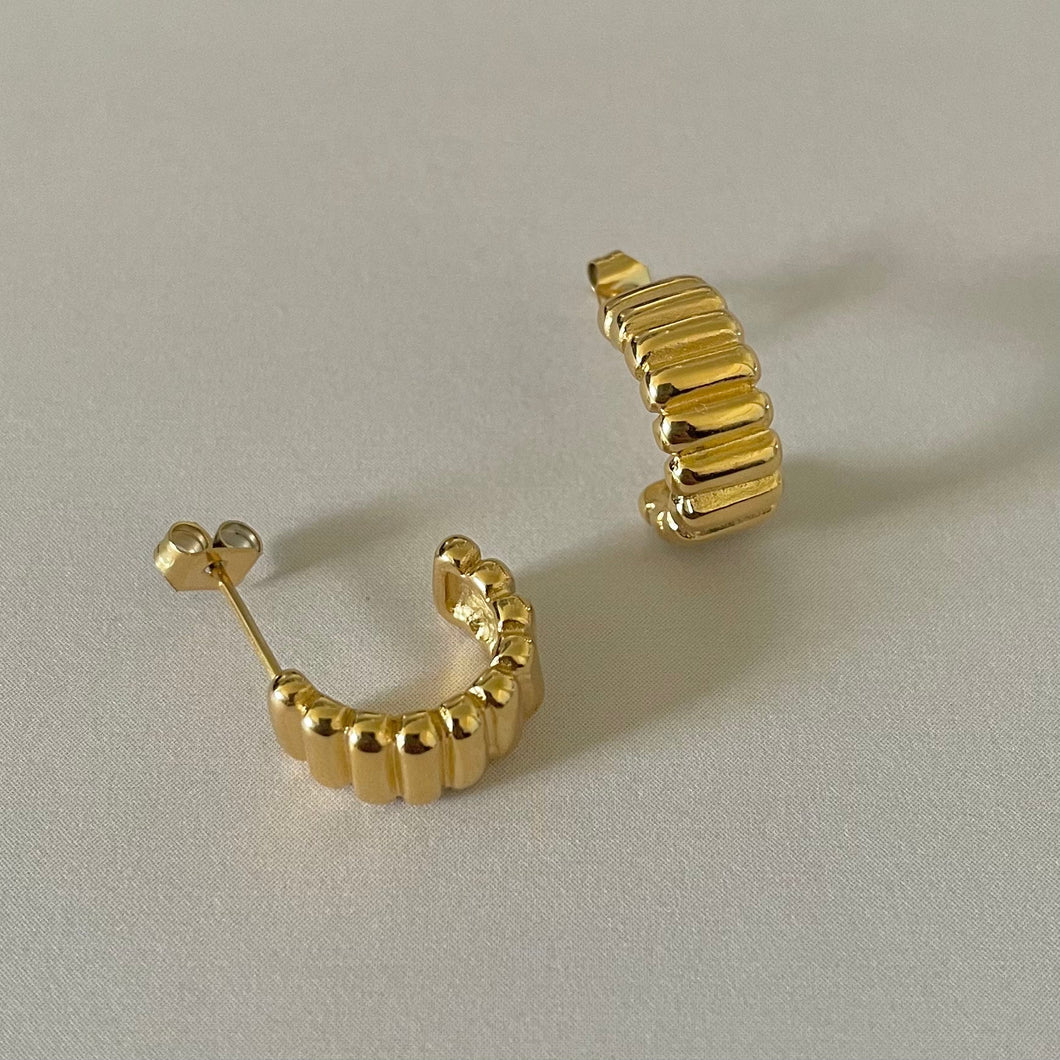 Mini Emma Ribbed Earrings- Gold